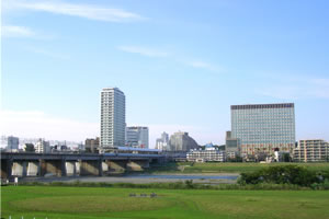 二子橋と多摩川　対岸は二子玉川駅です